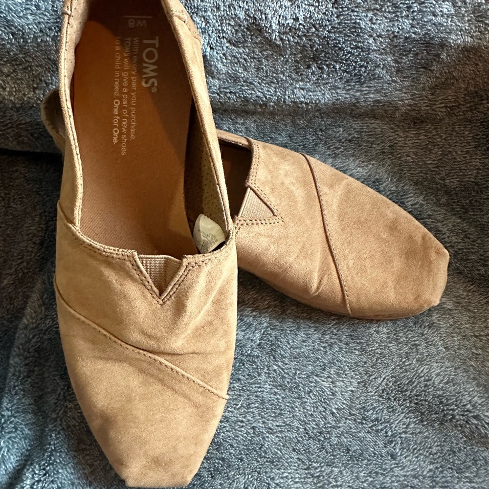 Toms Tan Loafers Slip-Ons Minimalist Design